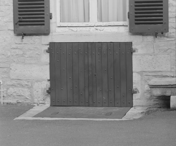 Bâtiment dit de l'administration, détail : porte d'entrée du sous-sol (élévation gauche).