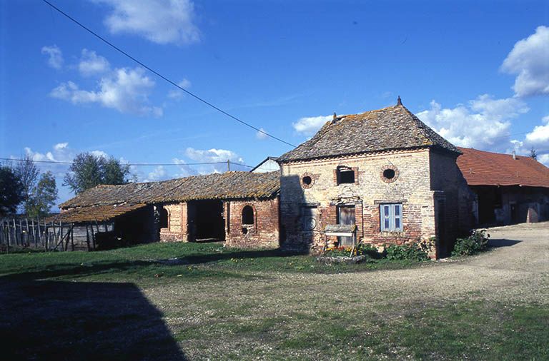 Pavillon et dépendances. Vue d'ensemble.