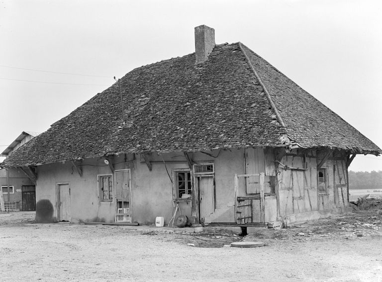 Le logis. Elévation antérieure et mur droit.