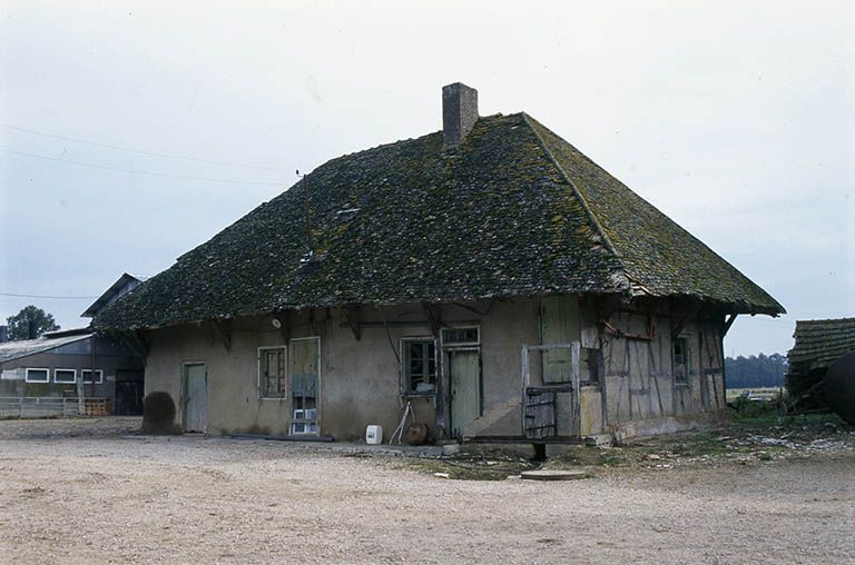 Le logis. Elévation antérieure et mur droit.