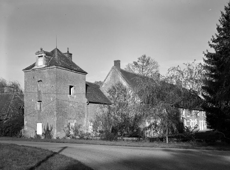 Les communs. Vue d'ensemble prise du sud-ouest.