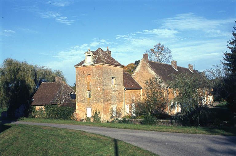 Les communs. Vue d'ensemble prise du sud-ouest.
