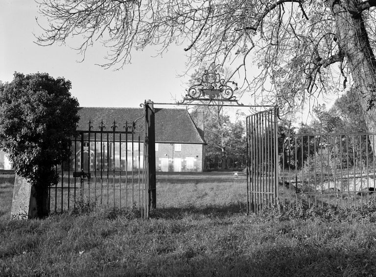 Le portail de la basse-cour et les communs.