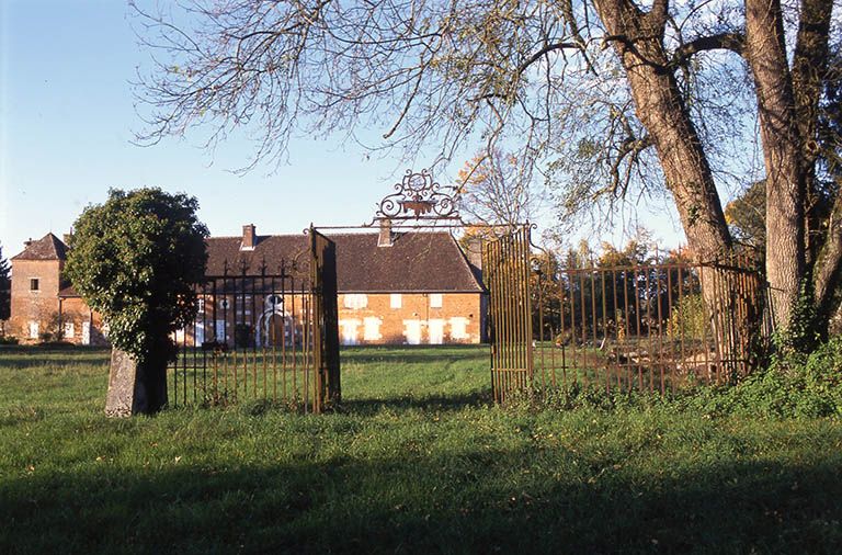 Le portail de la basse-cour et les communs.