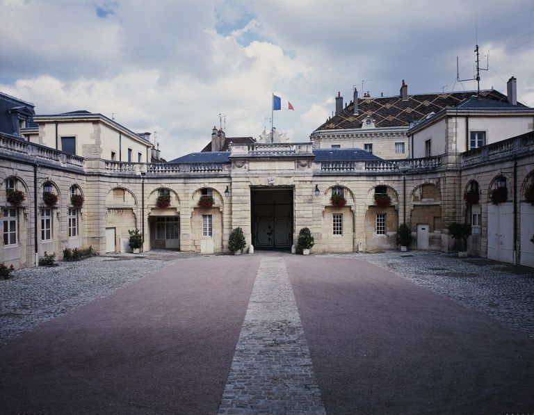 Vue d'ensemble de la cour et des écuries