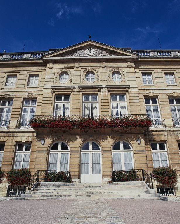 Vue de détail de la façade sur cour : l'avant-corps central