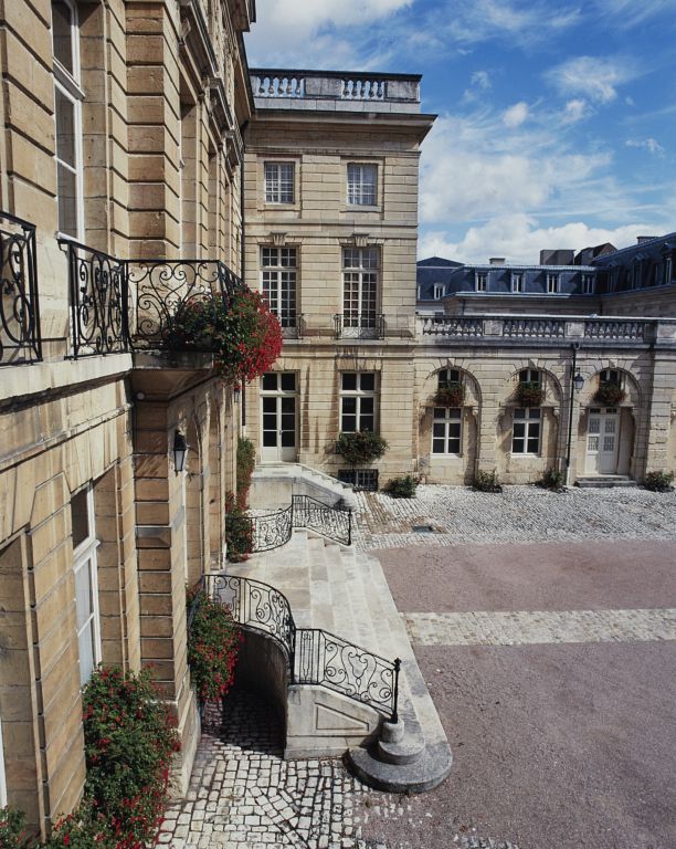 Vue de détail de la façade sur cour : les ferronneries