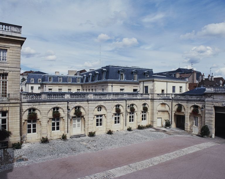 Vue d'ensemble de la cour de trois quarts