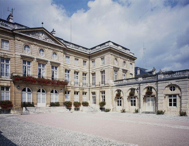 Vue d'ensemble de la façade sur cour de trois quarts