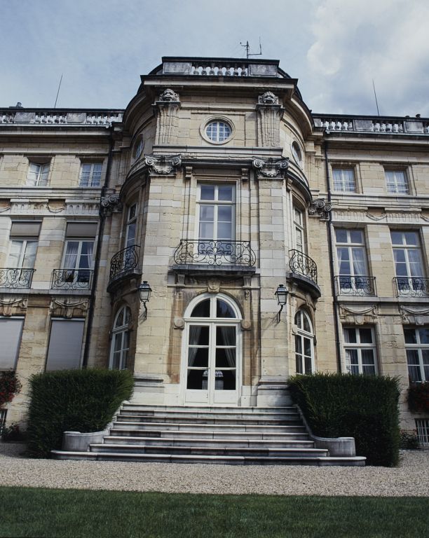 Vue de détail de la façade côté jardin : l'avant-corps