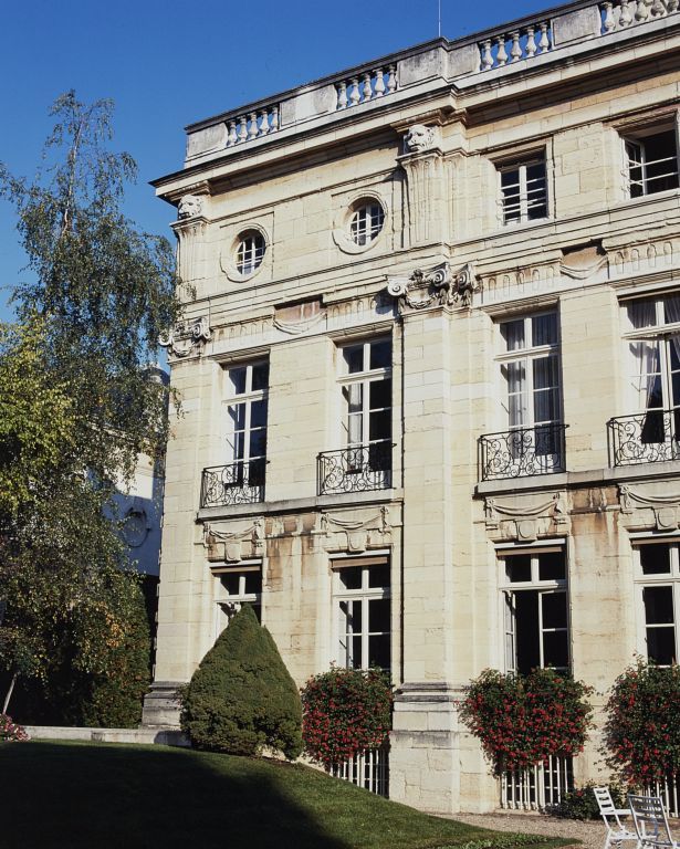 Vue de détail de la façade côté jardin : partie gauche