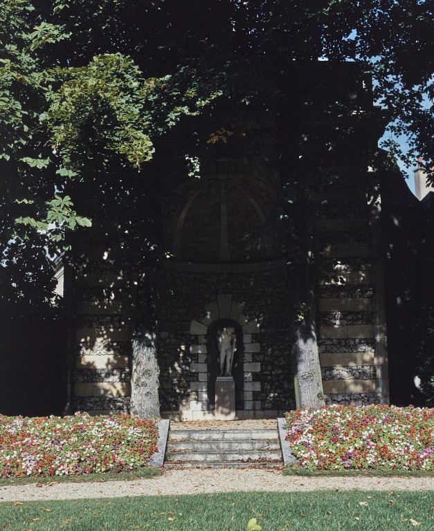 Vue d'ensemble de la grotte au fond du jardin