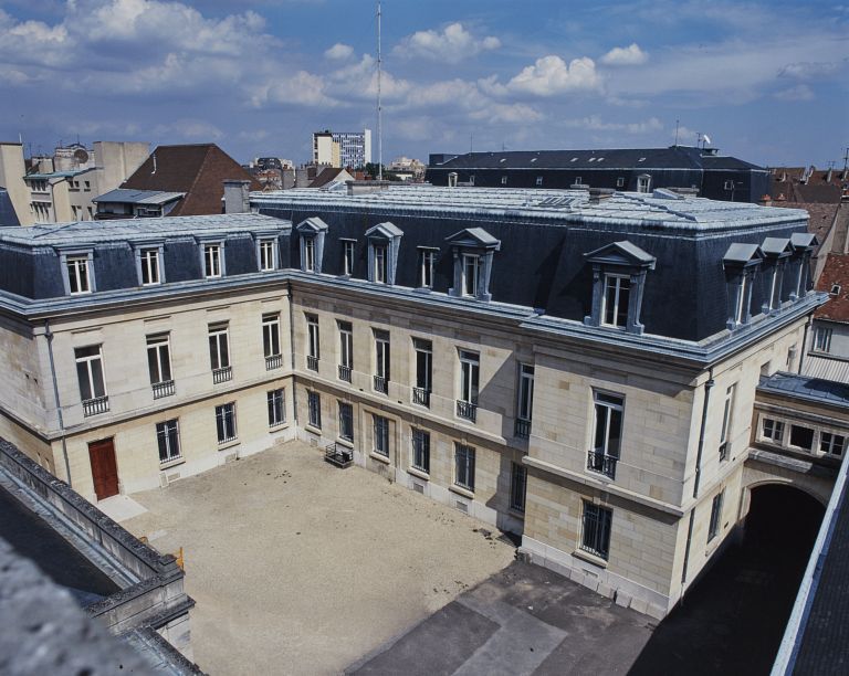 Vue d'ensemble depuis la cour.