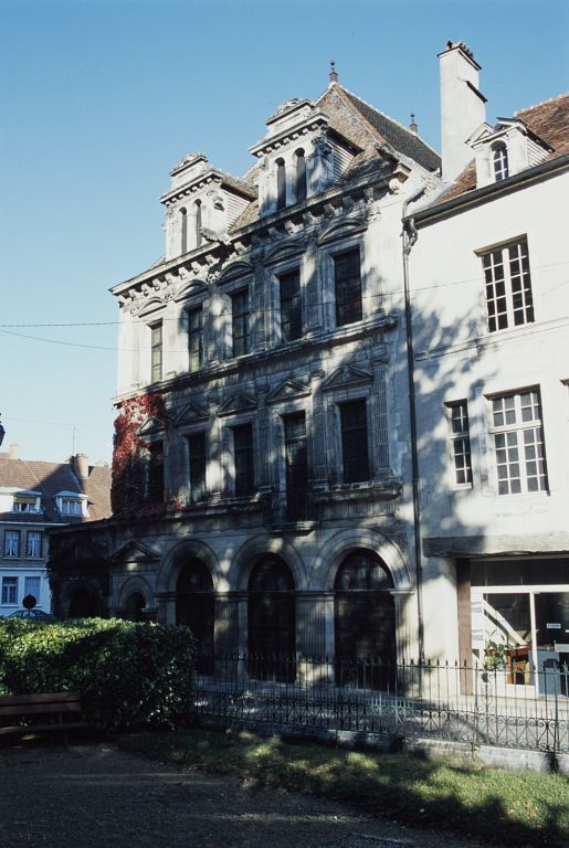 Façade, vue d'ensemble.