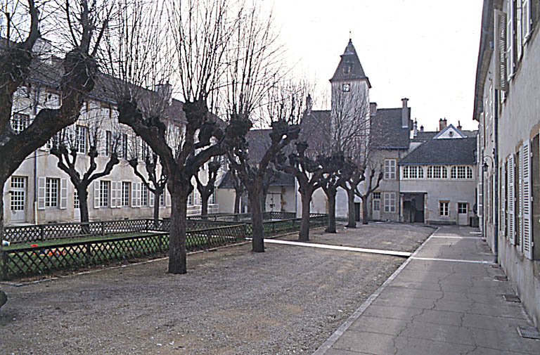 Vue d'ensemble des bâtiments entourant la cour principale.