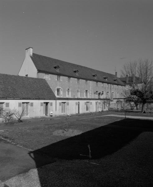 Elévation est de l'hôtel et du bâtiment le prolongeant, vue prise de la cour du Grenier à sel.