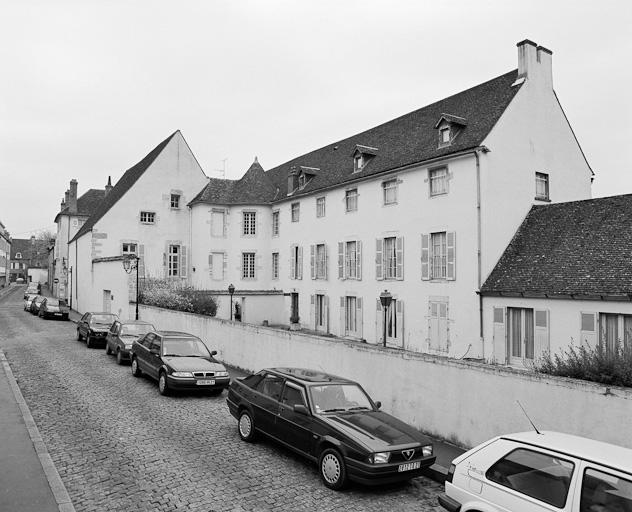 Vue d'ensemble de l'hôtel et du bâtiment le prolongeant (élévations sud et ouest).