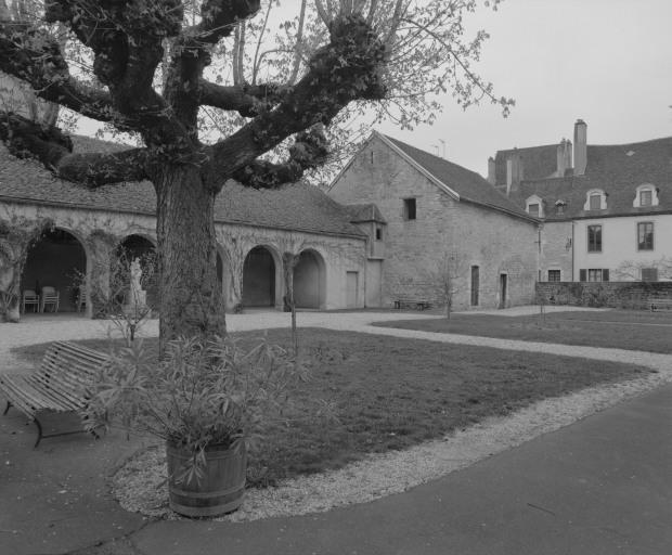 Ancienne sellerie du comte d'Armagnac, puis préau des orphelins.