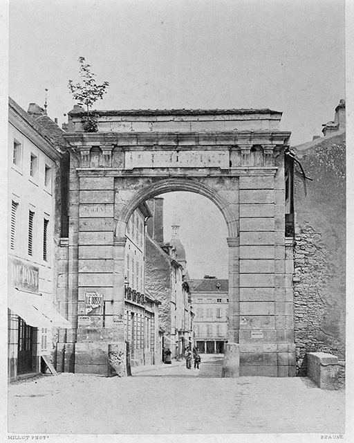 Photographie de la porte côté faubourg. Photographie Millot, avant 1870.