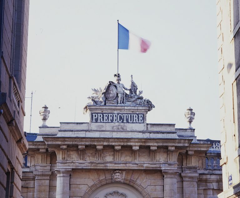 Vue de détail de la partie supérieure du porche côté rue