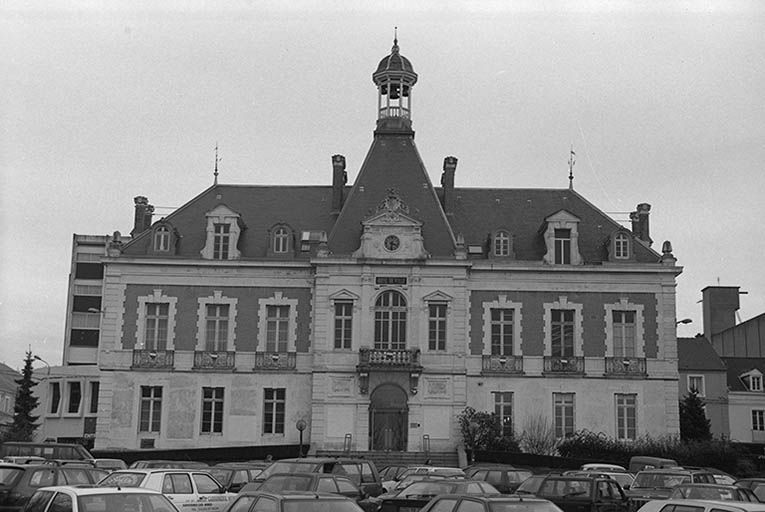 L'hôtel de ville de Montceau-les-Mines vu depuis le Nord Ouest (façade antérieure).