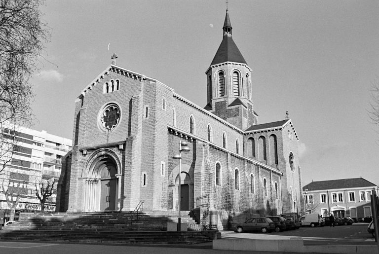 L'église paroissiale Notre-Dame vue de l'ouest.