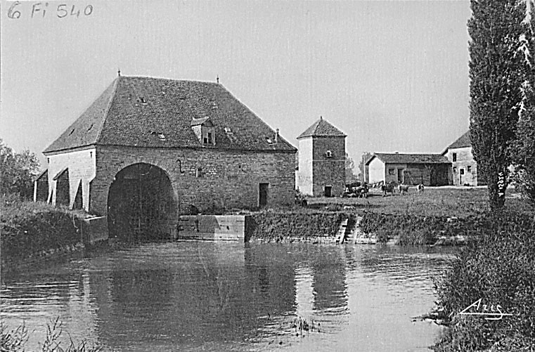Ancienne demeure de Ponthus de Thiard, texte manuscrit : Le Moulin de la Barre. Carte postale ancienne, imp. Bourgeois, s. d. (A.D. 71 : 6 Fi 540).