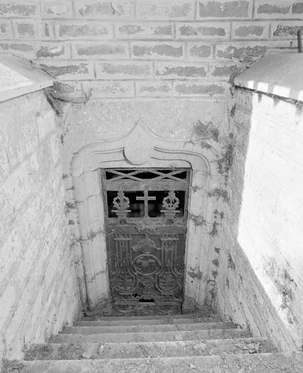 L'escalier et la porte de la crypte.