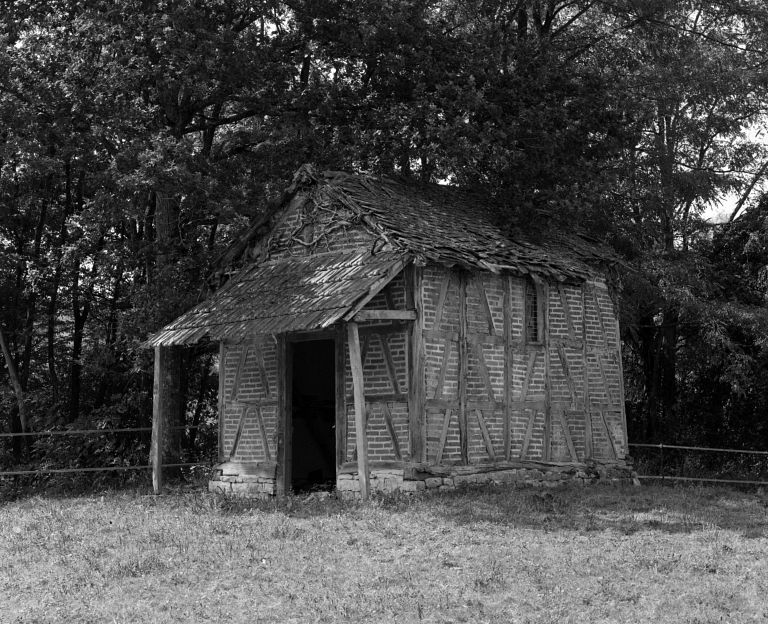 Chapelle désaffectée, au nord-ouest du château, dans le parc. Façade antérieure et mur droit.