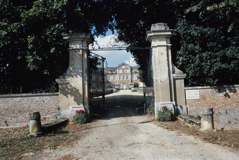 Le portail d'entrée.