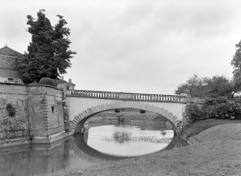 Le pont dormant.