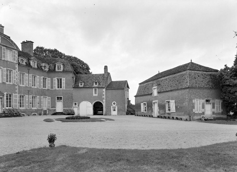L'aile droite du logis et les communs.