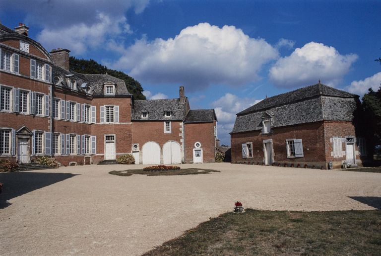 L'aile droite du logis et les communs.