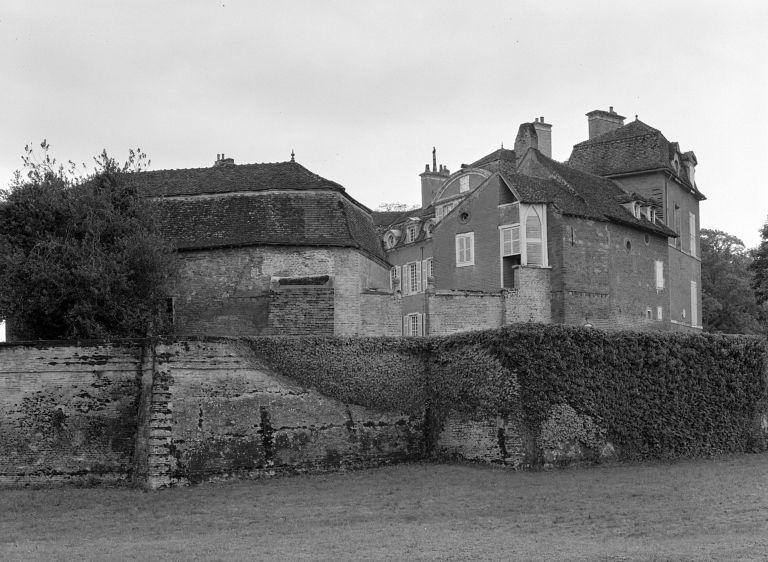 Le logis et les communs. Vue prise du nord.
