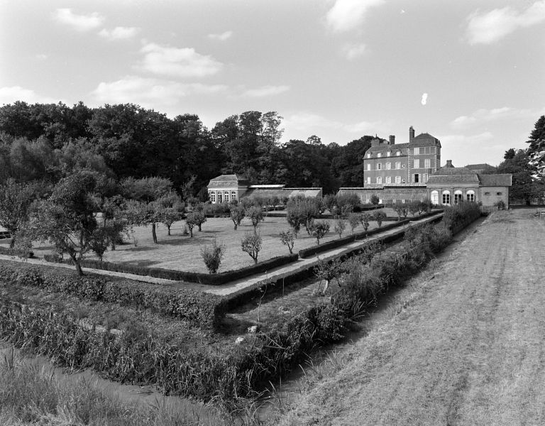 Jardin compartimenté, serres et château. Vue d'ensemble prise du sud-est.