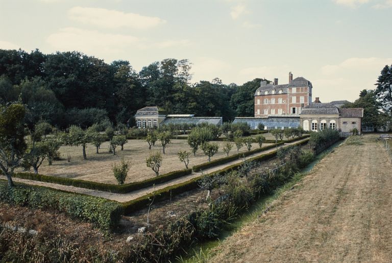 Jardin compartimenté, serres et château. Vue d'ensemble prise du sud-est
