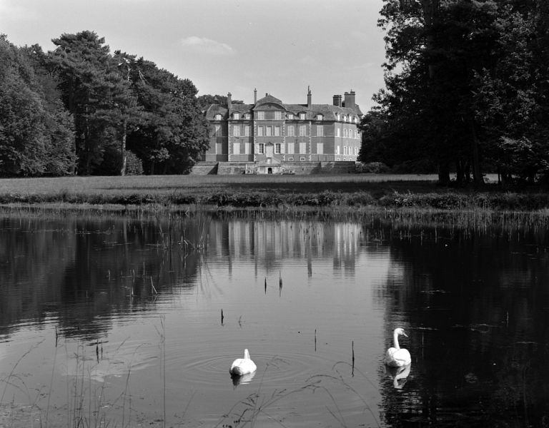 Château et pièce d'eau. Vue prise de l'ouest.