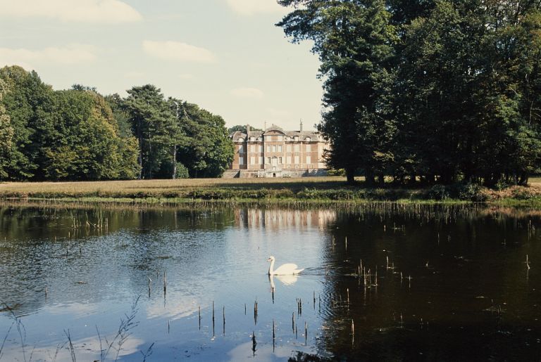 Château et pièce d'eau. Vue prise de l'ouest.