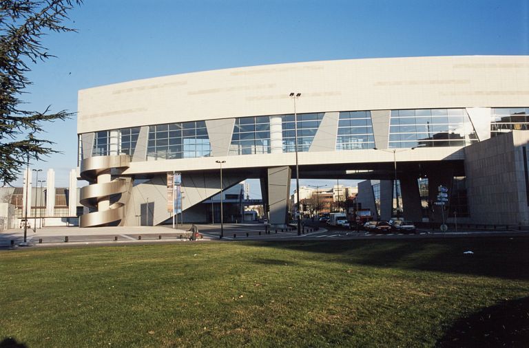 Elévation orientale du corps de bâtiment sur le boulevard de Champagne, depuis la place Jean-Bouhey, en 2000.