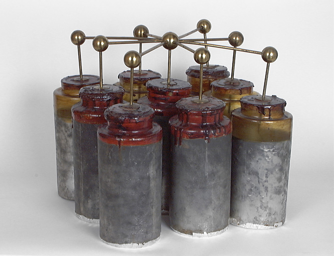 Instrument de démonstration en électrostatique : batterie de condensateurs à 9 jarres (bouteilles de Leyde)