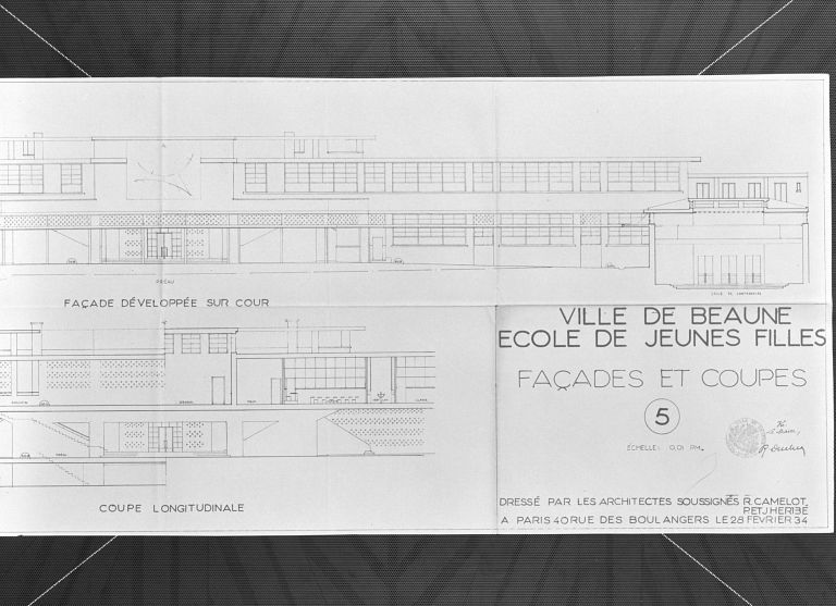 Façade et coupes : façade développée sur cour, coupes transversale et longitudinale, 1/100, R. Camelot, J. et P. Herbé architectes, Paris, 28 février 1934 (Beaune, A. C., M IV § 3 article 2)