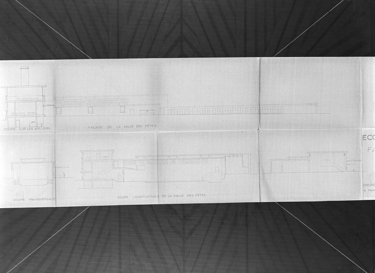 Façade et coupes : façade, coupes longitudinale et transversale de la salle des fêtes, coupes sur les ateliers et les W.C., 1/100, R. Camelot, J. et P. Herbé architectes, Paris (Beaune, A. C., M IV § 3 article 2)