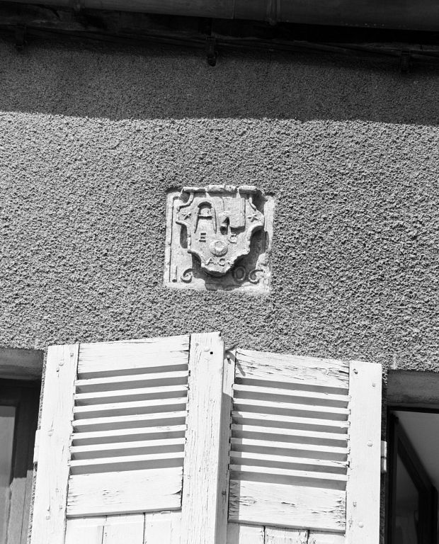 Maison 2 rue Oudot, détail d'un cartouche daté 1606 avec éléments d'armoiries