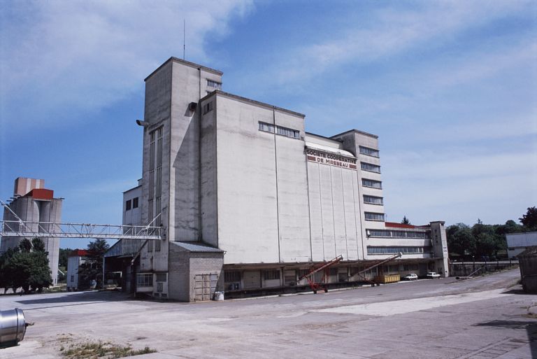 Silo à grain et bâtiment administratif