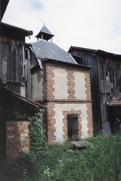 Bâtiment avec lanterneau.
