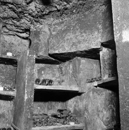 Bâtiment sud : cave, caveron du 1er vaisseau, détail des casiers à bouteilles