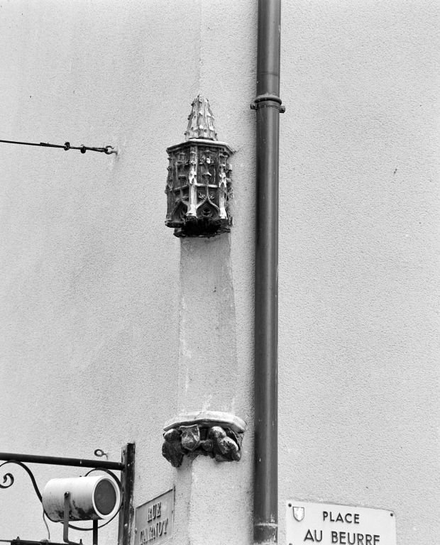 Maison 5 place au beurre, niche d'angle