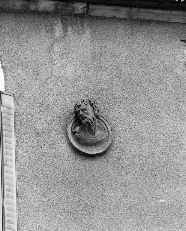 Maison 32 place Carnot, buste en relief de la façade (1)