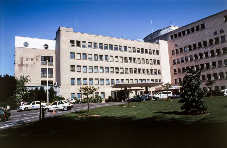 Vue du bâtiment d'entrée.