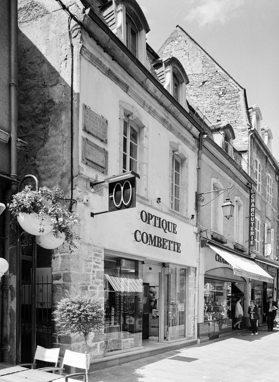 Maison 6 rue Monge. La façade et la toiture ont été intrégralement reprises. Le pan de bois du mur pignon côté ruelle Gallien est dissimulé par un enduit.